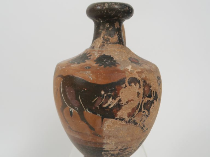 Lécythe à figures noires décoré d’un taureau. 15 x 9,5 cm (accidents e