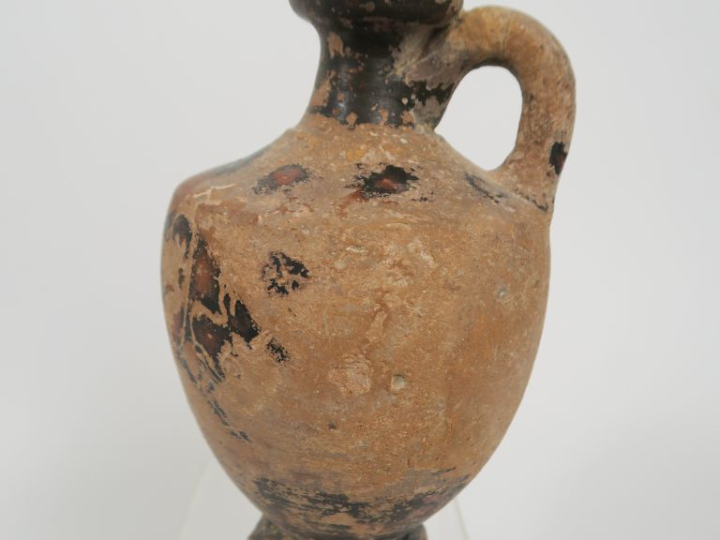 Lécythe à figures noires décoré d’un taureau. 15 x 9,5 cm (accidents e