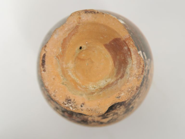 Lécythe à figures noires décoré d’un taureau. 15 x 9,5 cm (accidents e