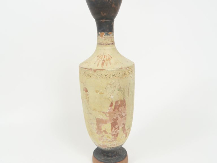 Vase grec. Lécythe à fond blanc et rehauts rouge et vert figurant Herm