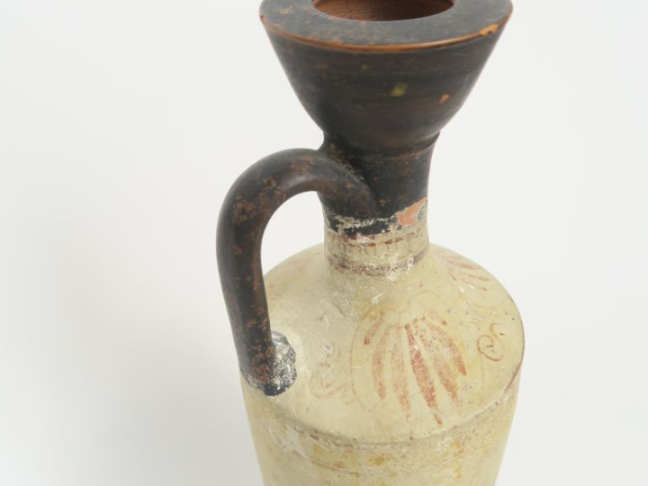 Vase grec. Lécythe à fond blanc et rehauts rouge et vert figurant Herm