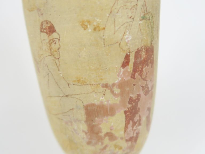 Vase grec. Lécythe à fond blanc et rehauts rouge et vert figurant Herm