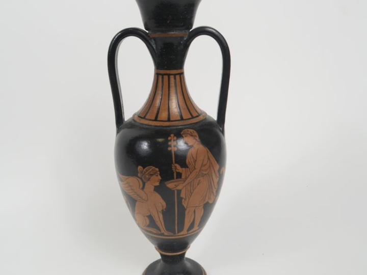 Amphore à figures rouges dans le style grec antique décorée sur une fa