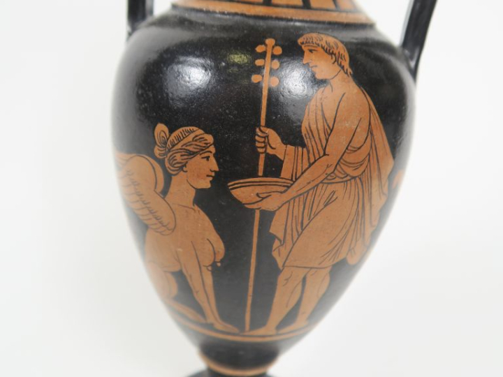 Amphore à figures rouges dans le style grec antique décorée sur une fa