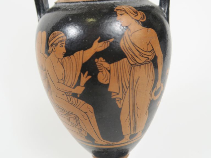 Amphore à figures rouges dans le style grec antique décorée sur une fa