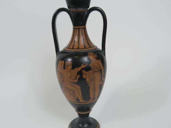 Amphore à figures rouges dans le style grec antique décorée sur une fa