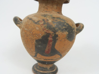 Vente aux enchères Hydrie miniature orné de chaque côté d’un personnage en figure noir da