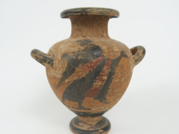 Hydrie miniature orné de chaque côté d’un personnage en figure noir da