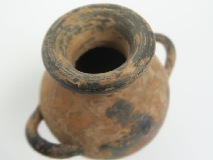 Hydrie miniature orné de chaque côté d’un personnage en figure noir da