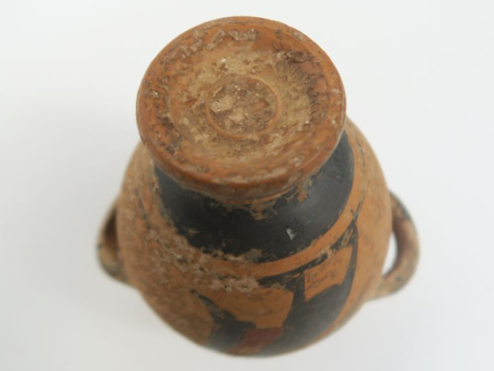 Hydrie miniature orné de chaque côté d’un personnage en figure noir da