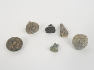 Vente aux enchères Orient ancien. Lot de 6 cachets archaïques en pierre et terre cuite. 4