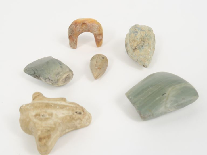 Deux haches et 3 objets en pierre polie 3,5 x 2 à 5,5 x 4,5. On joint 