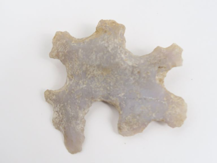 Deux haches et 3 objets en pierre polie 3,5 x 2 à 5,5 x 4,5. On joint 