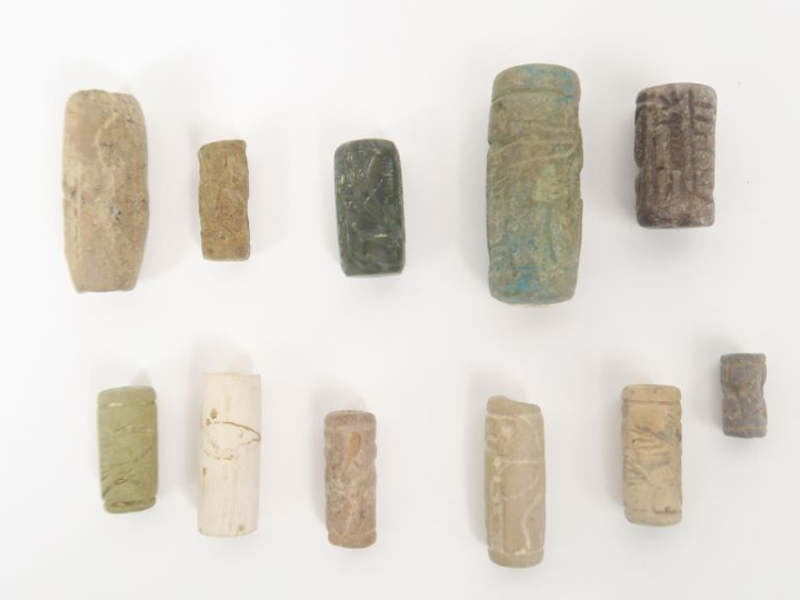 Lot de 11 sceaux-cylindres en différents matériaux. 4 x 2 cm