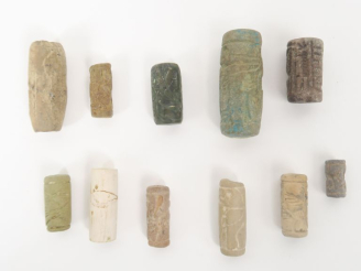 Vente aux enchères Lot de 11 sceaux-cylindres en différents matériaux. 4 x 2 cm