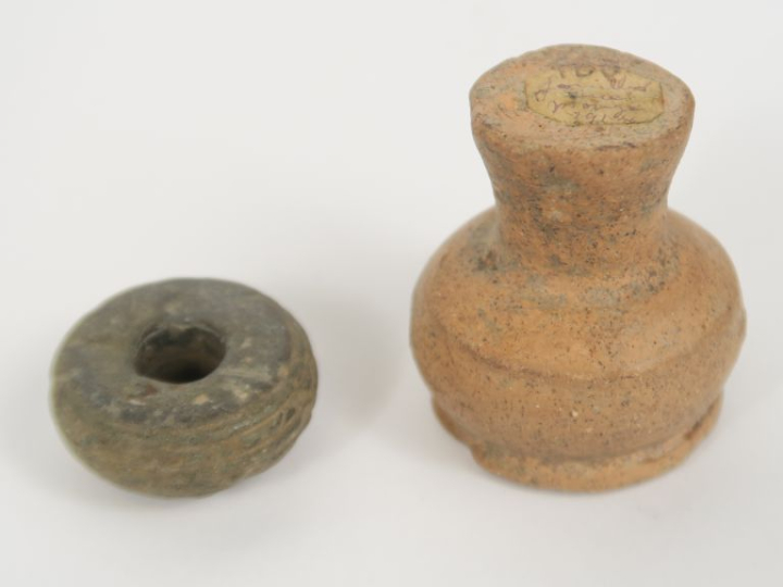 Petit vase en terre cuite portant une étiquette indiquant « fouilles r