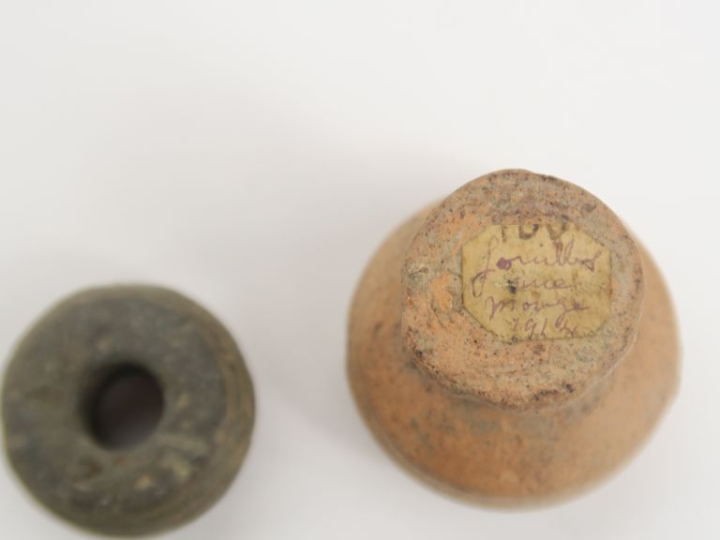 Petit vase en terre cuite portant une étiquette indiquant « fouilles r
