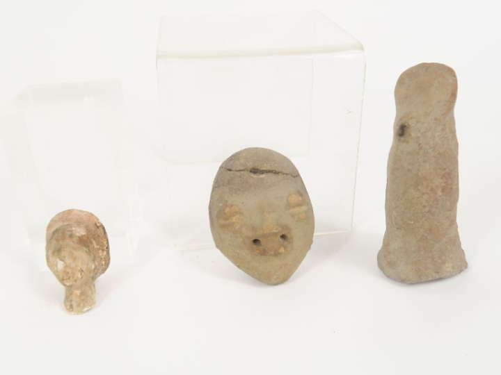 Petit vase en terre cuite portant une étiquette indiquant « fouilles r