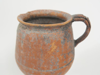 Vente aux enchères Gobelet romain  à une anse. Céramique fine à vernis rouge. 10x10 cm (a