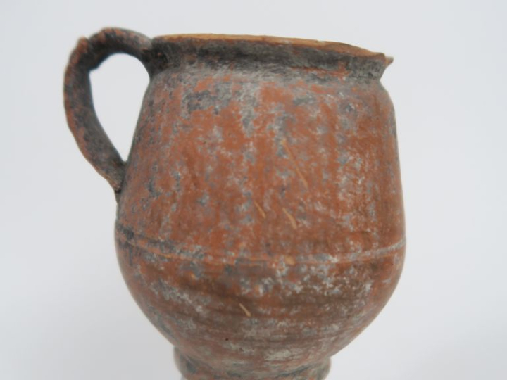 Gobelet romain  à une anse. Céramique fine à vernis rouge. 10x10 cm (a