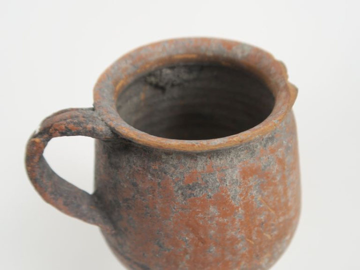 Gobelet romain  à une anse. Céramique fine à vernis rouge. 10x10 cm (a