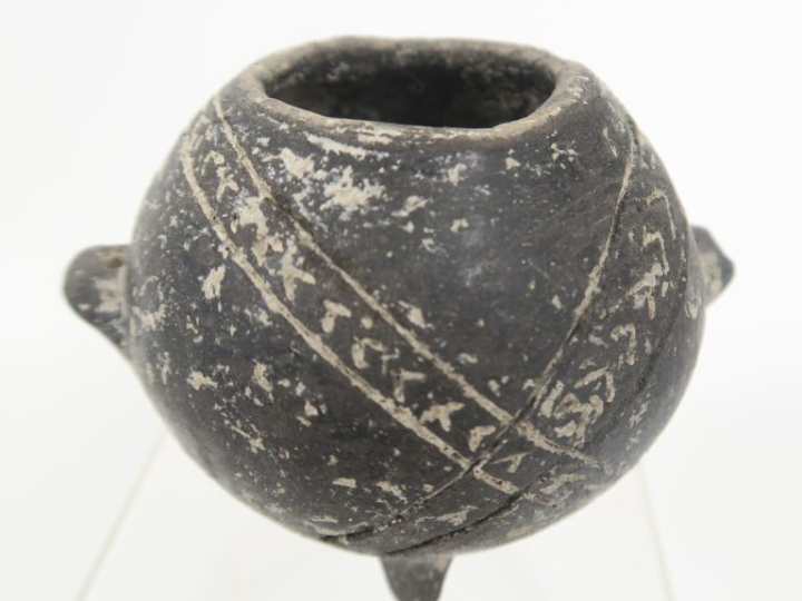 Yortan. Vase tripode en céramique noire à décor incisé. Turquie, IIIèm