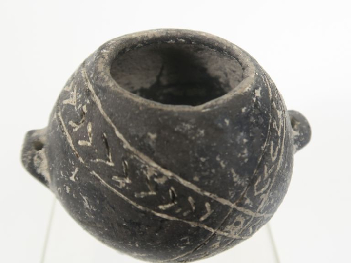 Yortan. Vase tripode en céramique noire à décor incisé. Turquie, IIIèm