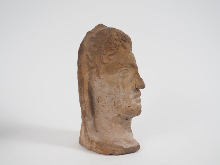 Demi-tête en terre cuite dans le style des ex voto étrusque. 25 x 13 c
