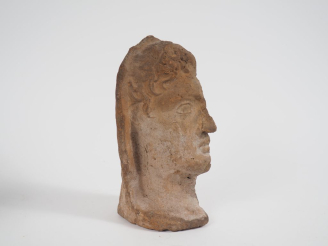 Vente aux enchères Demi-tête en terre cuite dans le style des ex voto étrusque. 25 x 13 c