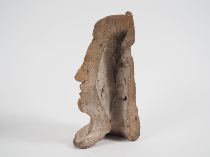 Demi-tête en terre cuite dans le style des ex voto étrusque. 25 x 13 c