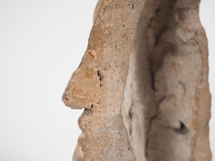 Demi-tête en terre cuite dans le style des ex voto étrusque. 25 x 13 c