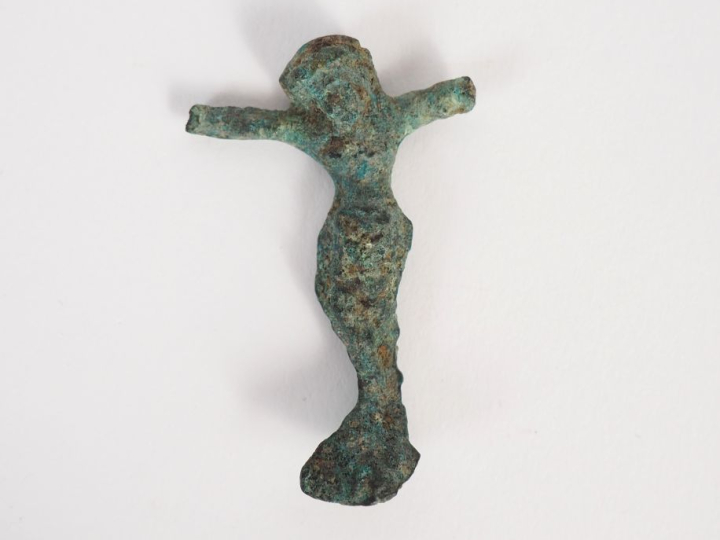 Figurine en bronze représentant probablement le Christ. 4,5 x 3 cm