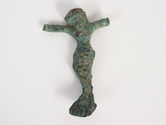 Vente aux enchères Figurine en bronze représentant probablement le Christ. 4,5 x 3 cm