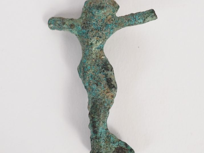 Figurine en bronze représentant probablement le Christ. 4,5 x 3 cm