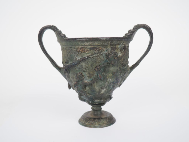 1 Coupe en bronze ornée de relief dans le style antique. 15 x 17 cm (a