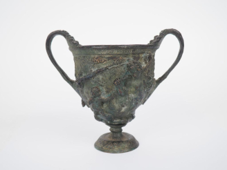 Vente aux enchères 1 Coupe en bronze ornée de relief dans le style antique. 15 x 17 cm (a