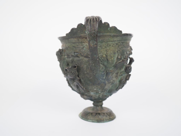 1 Coupe en bronze ornée de relief dans le style antique. 15 x 17 cm (a