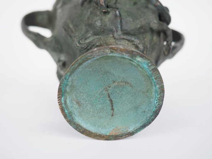 1 Coupe en bronze ornée de relief dans le style antique. 15 x 17 cm (a