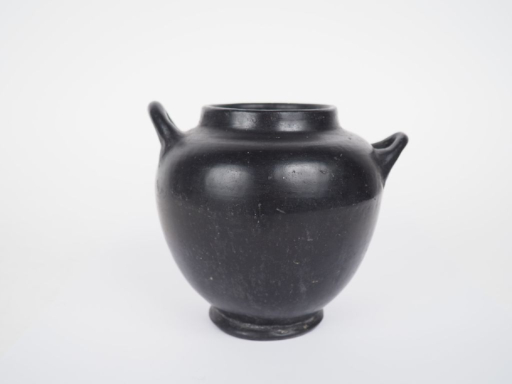 Vase antique en céramique vernissée noire aux anses asymétriques s'ins