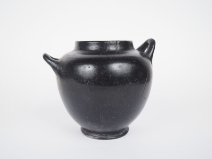 Vase antique en céramique vernissée noire aux anses asymétriques s'ins