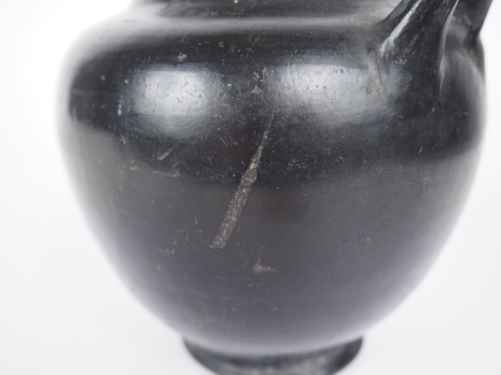 Vase antique en céramique vernissée noire aux anses asymétriques s'ins