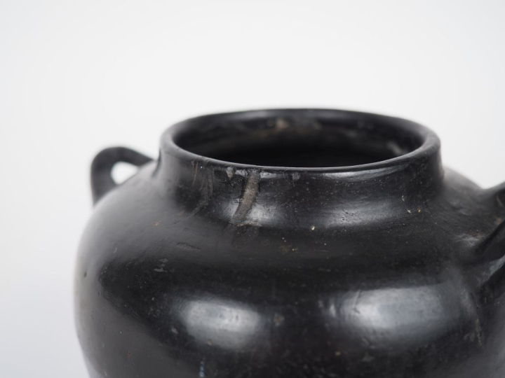 Vase antique en céramique vernissée noire aux anses asymétriques s'ins
