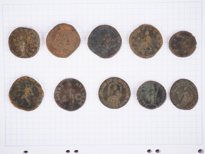 Ensemble de monnaies antiques en bronze. Diam. De 0,3 à 3 cm.