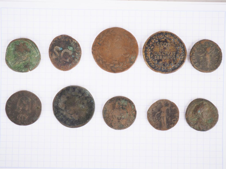 Ensemble de monnaies antiques en bronze. Diam. De 0,3 à 3 cm.