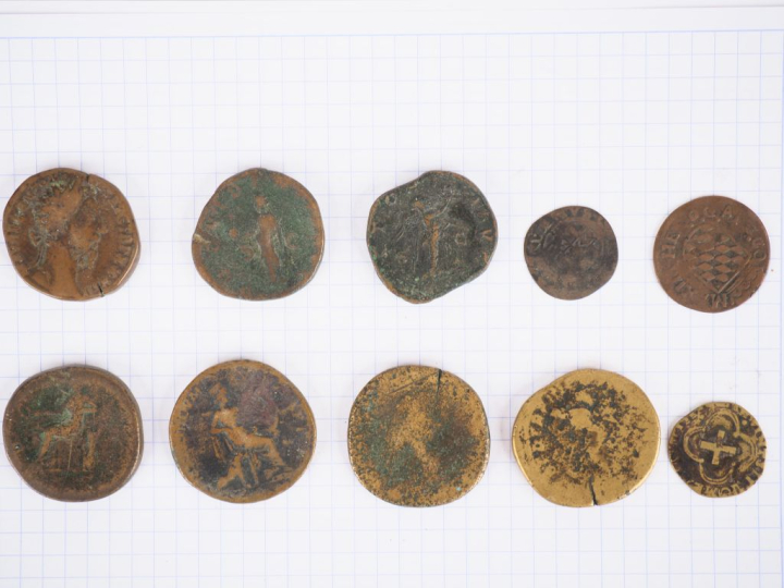 Ensemble de monnaies antiques en bronze. Diam. De 0,3 à 3 cm.