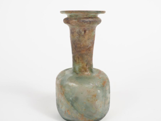 Vente aux enchères Flacon en verre soufflé vert de style antique. H. 11,5 cm.