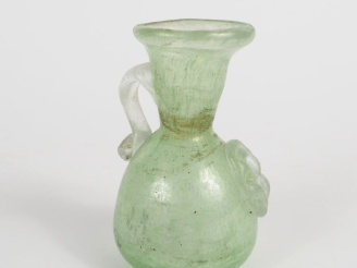 Vente aux enchères Flacon en verre soufflé vert de style antique. H. 10,5 cm.