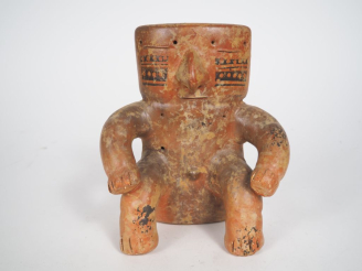 Vente aux enchères Statuette colombienne de cacique assis dans le style de la culture Qui