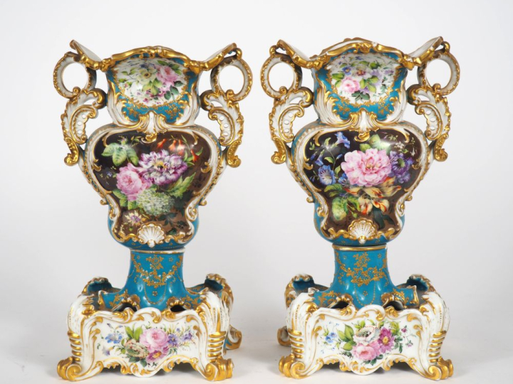 Jacob PETIT.  Paire de vases en porcelaine à décor de fleurs polychrom