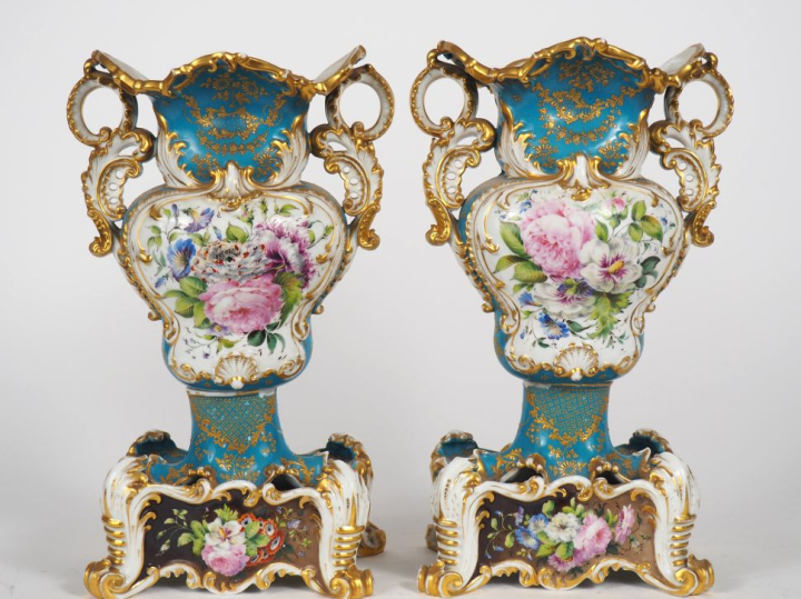 Jacob PETIT.  Paire de vases en porcelaine à décor de fleurs polychrom
